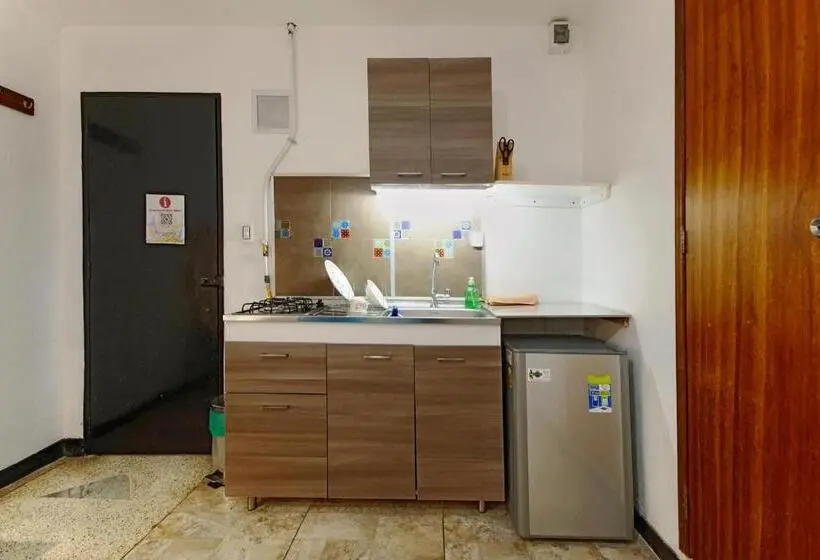 سوئیت با بالکن, Ding Dong Hostel