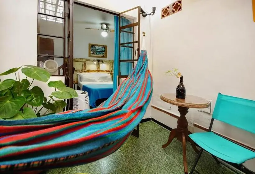 سوئیت با بالکن, Ding Dong Hostel