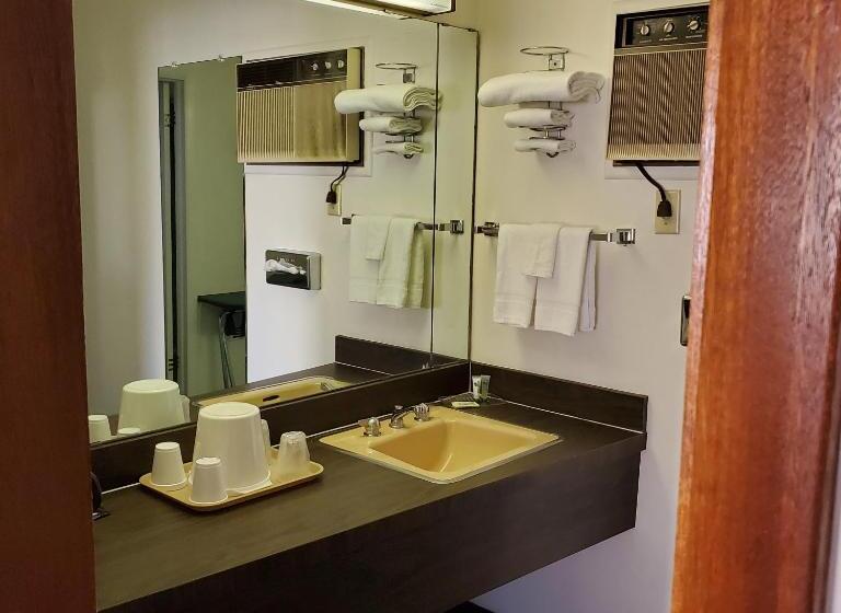 غرفة قياسية ثلاثية, Robin Hood Motel