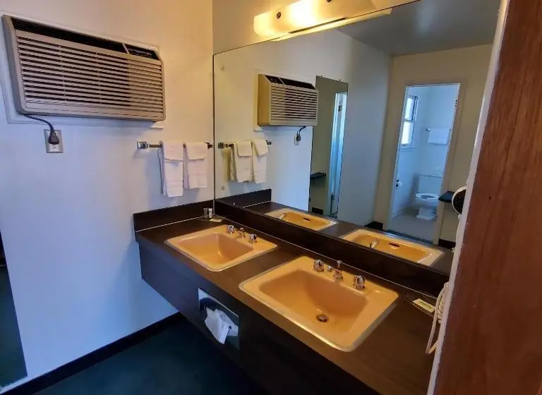 Perhehuone, Robin Hood Motel