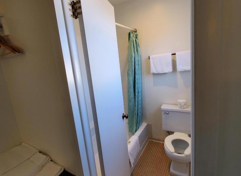 غرفة عائلية, Robin Hood Motel