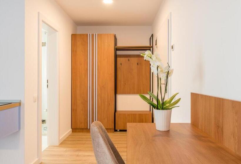 استودیوی لوکس, Sarmihouse