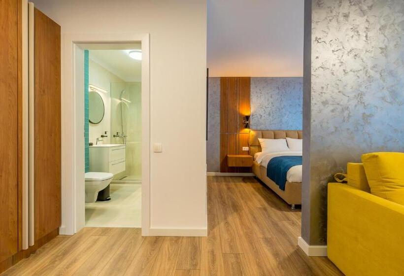 سوییت لوکس, Sarmihouse