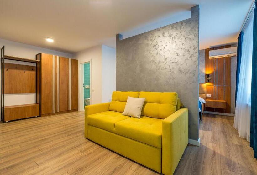 سوییت لوکس, Sarmihouse