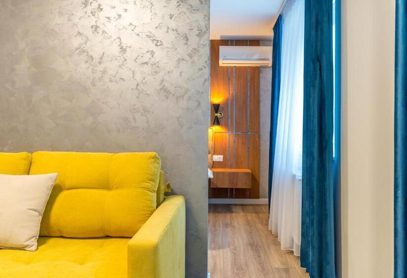 سوییت لوکس, Sarmihouse