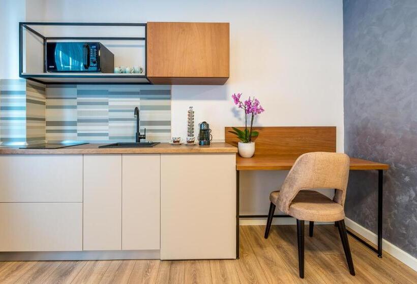 سوییت لوکس, Sarmihouse