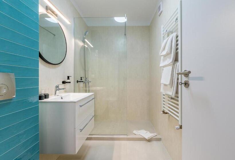 سوییت لوکس, Sarmihouse