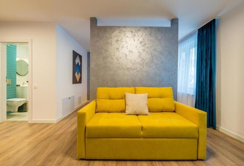 سوییت لوکس, Sarmihouse