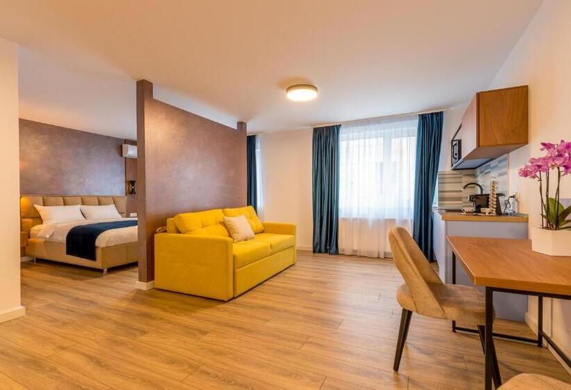 سوییت لوکس, Sarmihouse