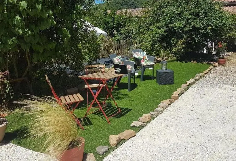 プールビュースタンダードルーム, Le Clos Du Cèdre