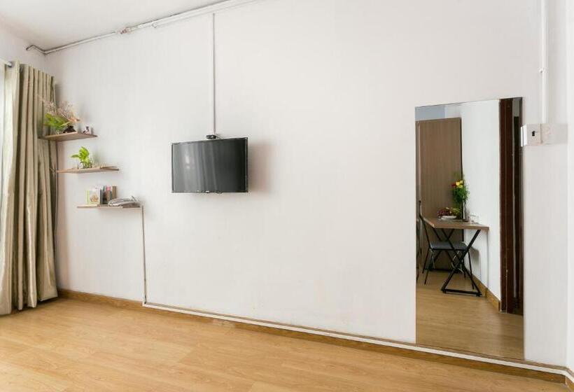 اتاق لوکس با بالکن, Saigoncucu Near Bui Vien Town