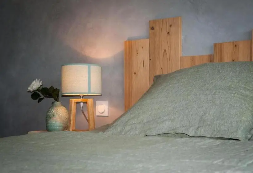 Standard room with outdoor bath, La Madeleine De Jaillans