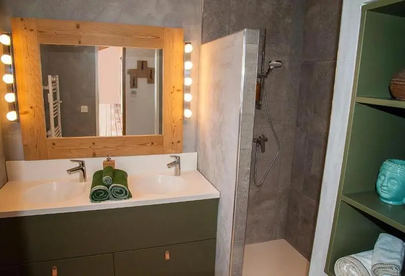 Standard room with outdoor bath, La Madeleine De Jaillans