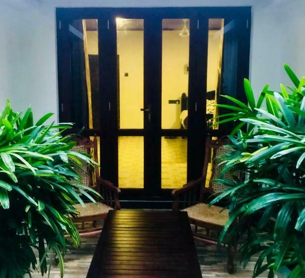 家庭间, Tamarind Moon