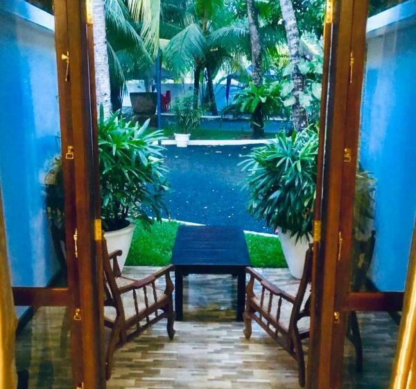 家庭间, Tamarind Moon