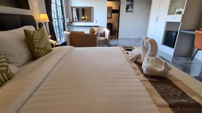 سوییت جونیور با بالکن, The Room Boutique