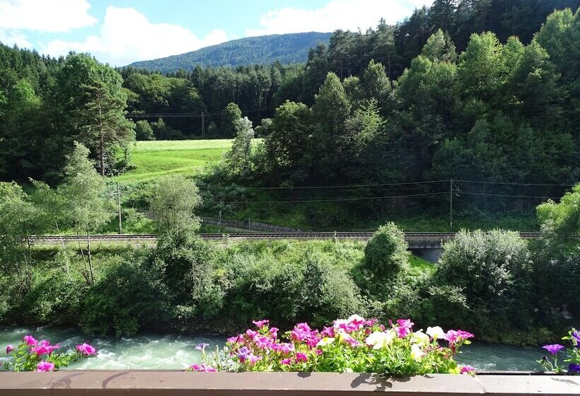 标准三人间, River Hotel Post