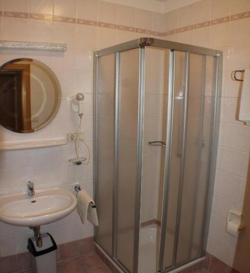 标准三人间, River Hotel Post