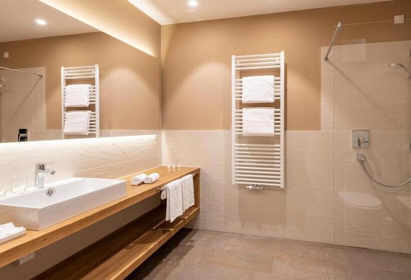 小型套房, River Hotel Post