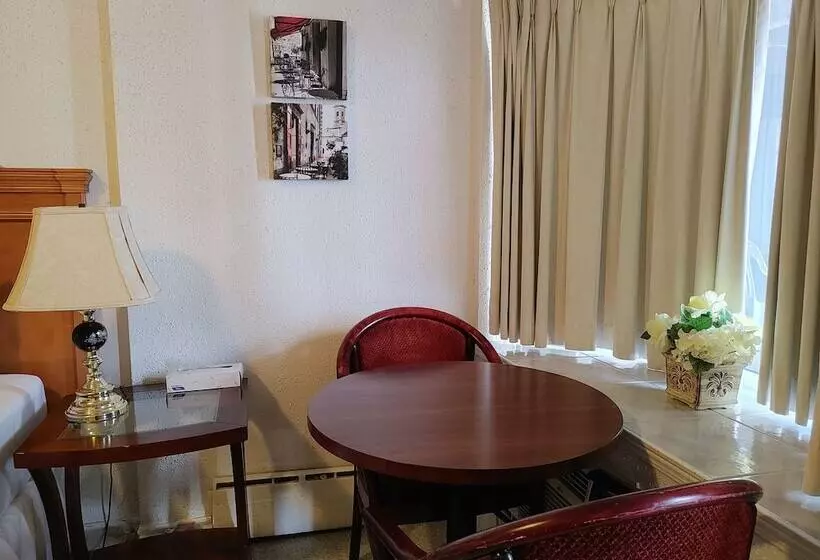 سوئیت جونیور با ماساژ آبی, Blue Moon Motel