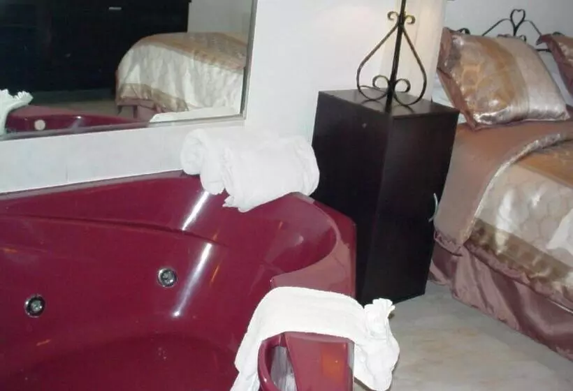 سوئیت جونیور با ماساژ آبی, Blue Moon Motel