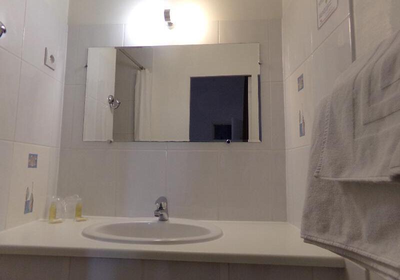 Номер Стандарт Трехместный, Ashley Hôtel Le Mans Centre Gare