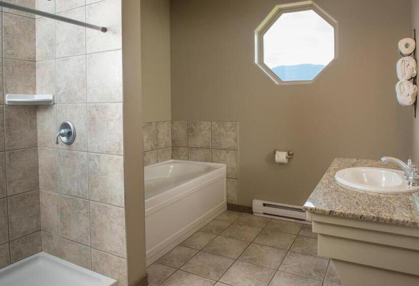 Полулюкс Повышенной Комфортности, Hilltop Inn  Salmon Arm