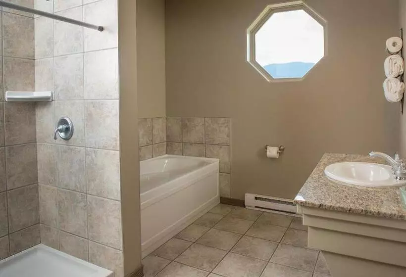 سوییت جونیور لوکس, Hilltop Inn Salmon Arm