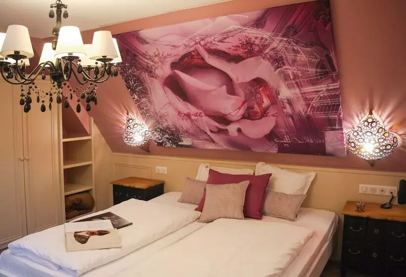 Standard Room, Roses