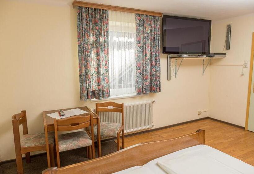 חדר סטנדרט לשלושה, Rosslwirt Rast