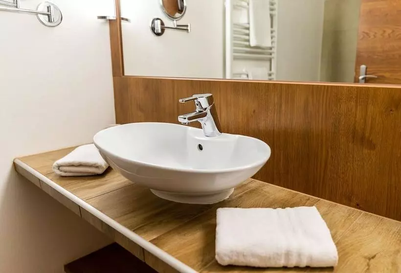 Perhesviitti, Sporthotel Cristall
