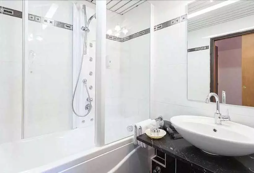 Perhesviitti, Sporthotel Cristall