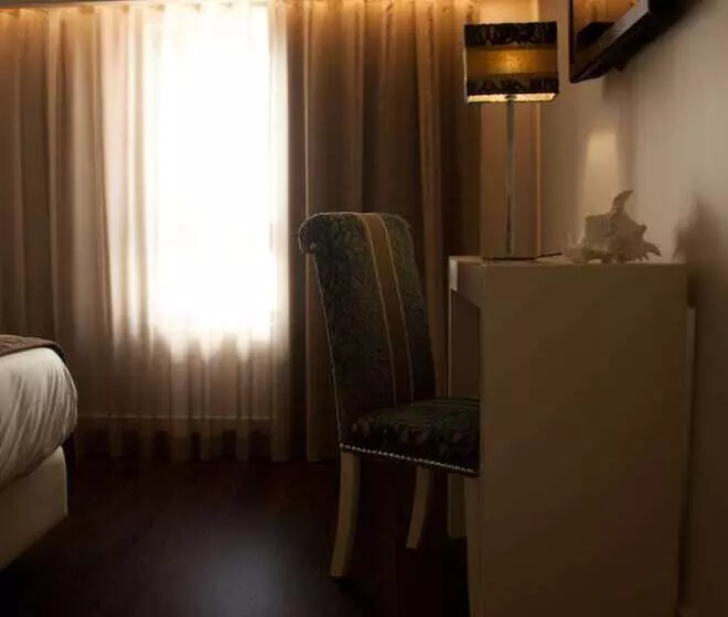 اتاق خانوادگی, Aqua Ria Boutique
