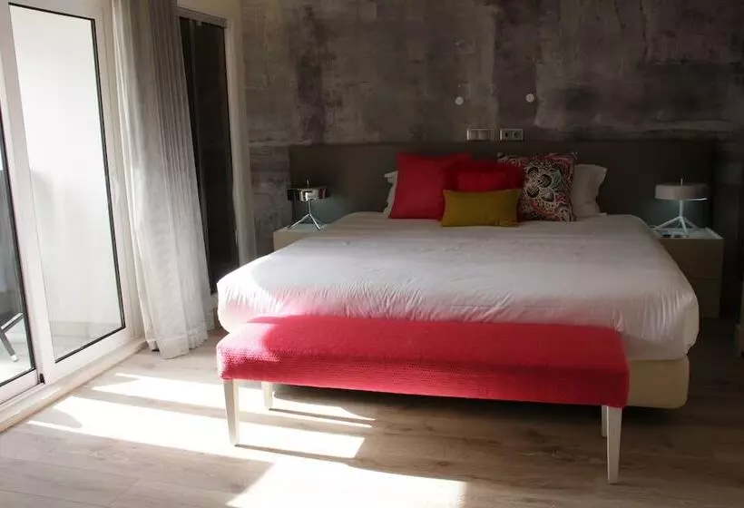 اتاق خانوادگی, Aqua Ria Boutique