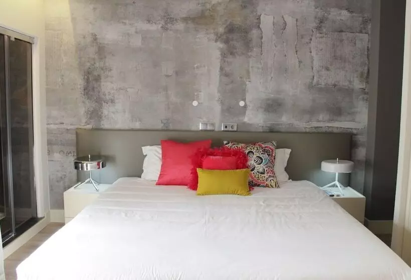 اتاق خانوادگی, Aqua Ria Boutique