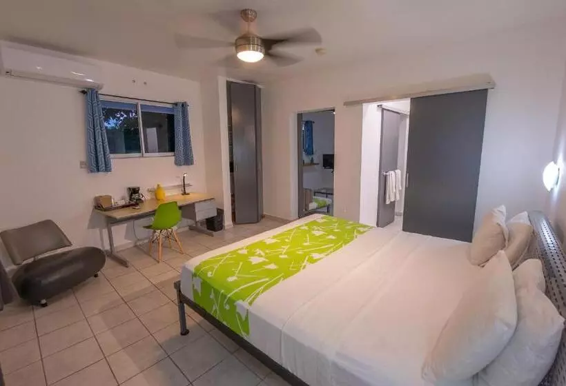 سوئیت با بالکن, Casa Verde