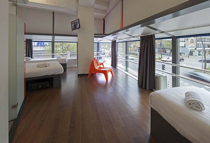 Standard Quadruple Room, Easyhotel Rotterdam City Centre