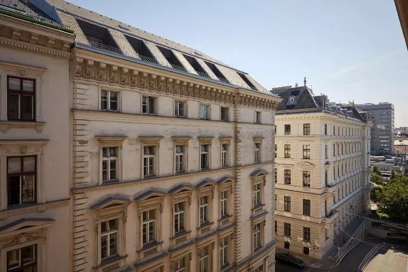 سوییت جونیور, The Ritzcarlton, Vienna