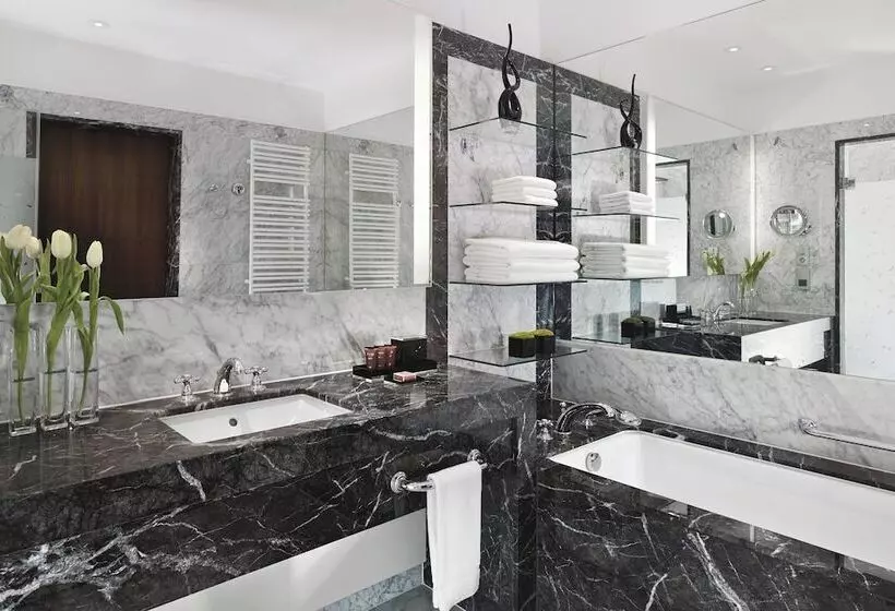 سوییت جونیور, The Ritzcarlton, Vienna