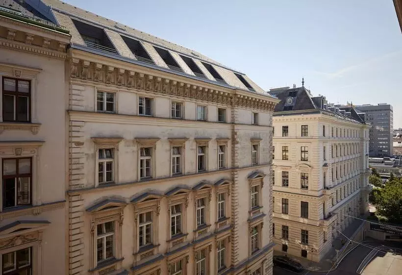 سوییت جونیور, The Ritzcarlton, Vienna