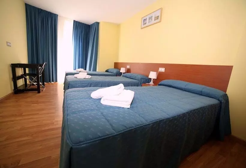 اتاق استاندارد سه نفره, Pension Palas