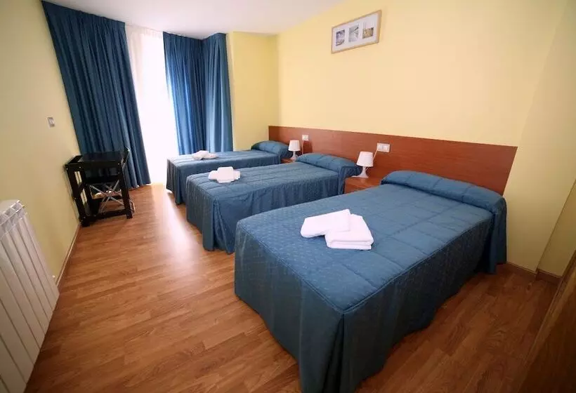 اتاق استاندارد سه نفره, Pension Palas
