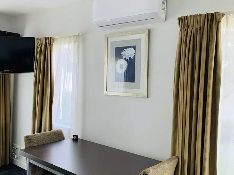 استودیوی استاندارد, Airport Delta Motel