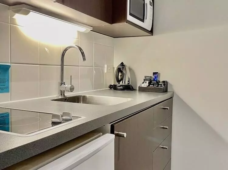 استودیوی استاندارد, Airport Delta Motel