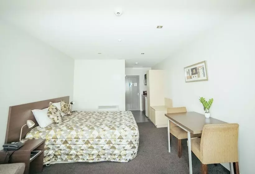 استودیوی استاندارد, Airport Delta Motel
