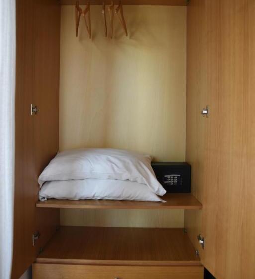 スタンダードルーム, The Night Guest House