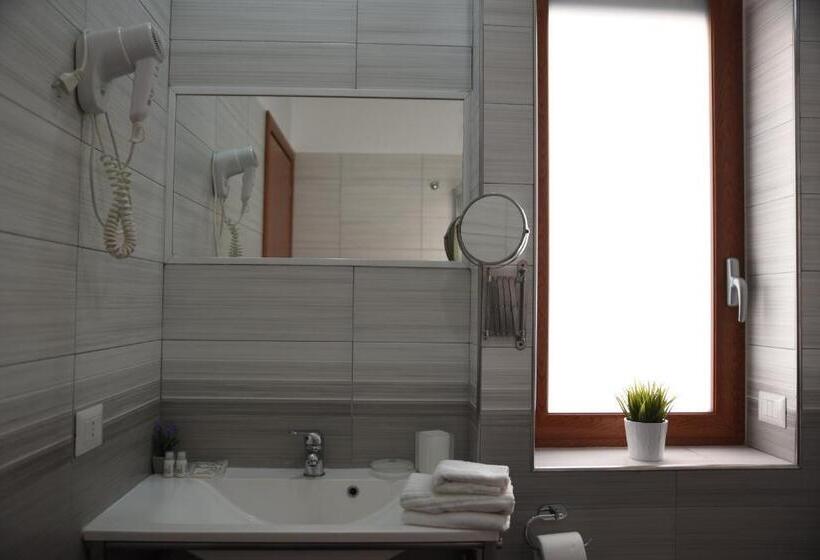 スタンダードルーム, The Night Guest House