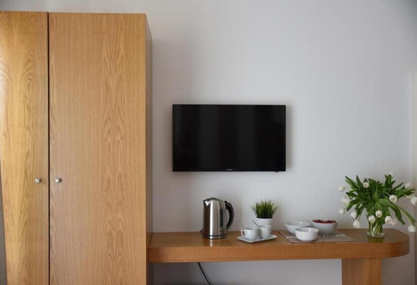 スタンダードルーム, The Night Guest House