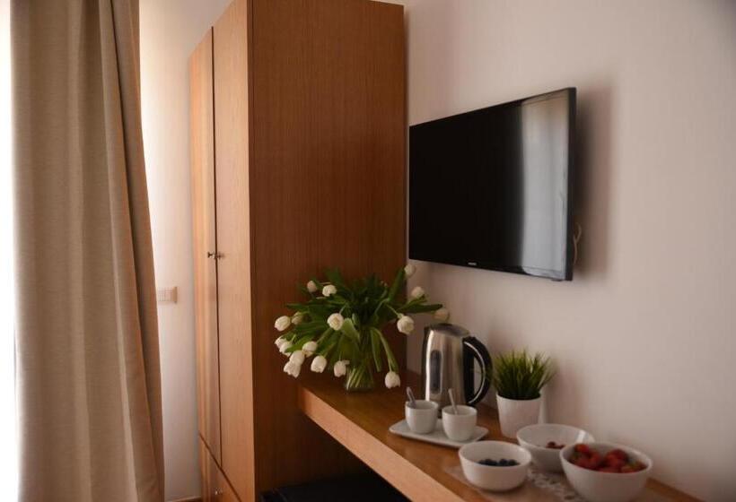 スタンダードルーム, The Night Guest House