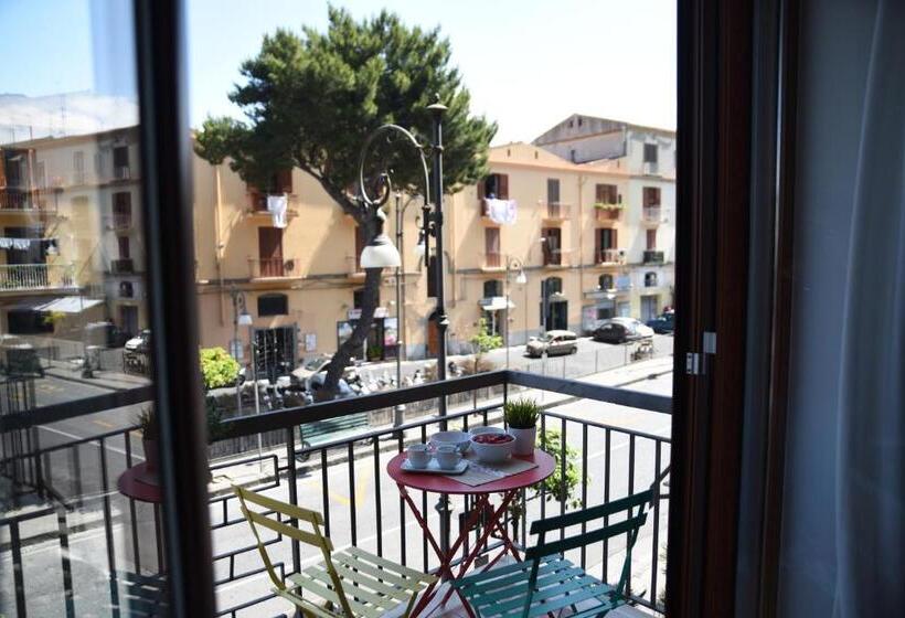 スタンダードルーム, The Night Guest House